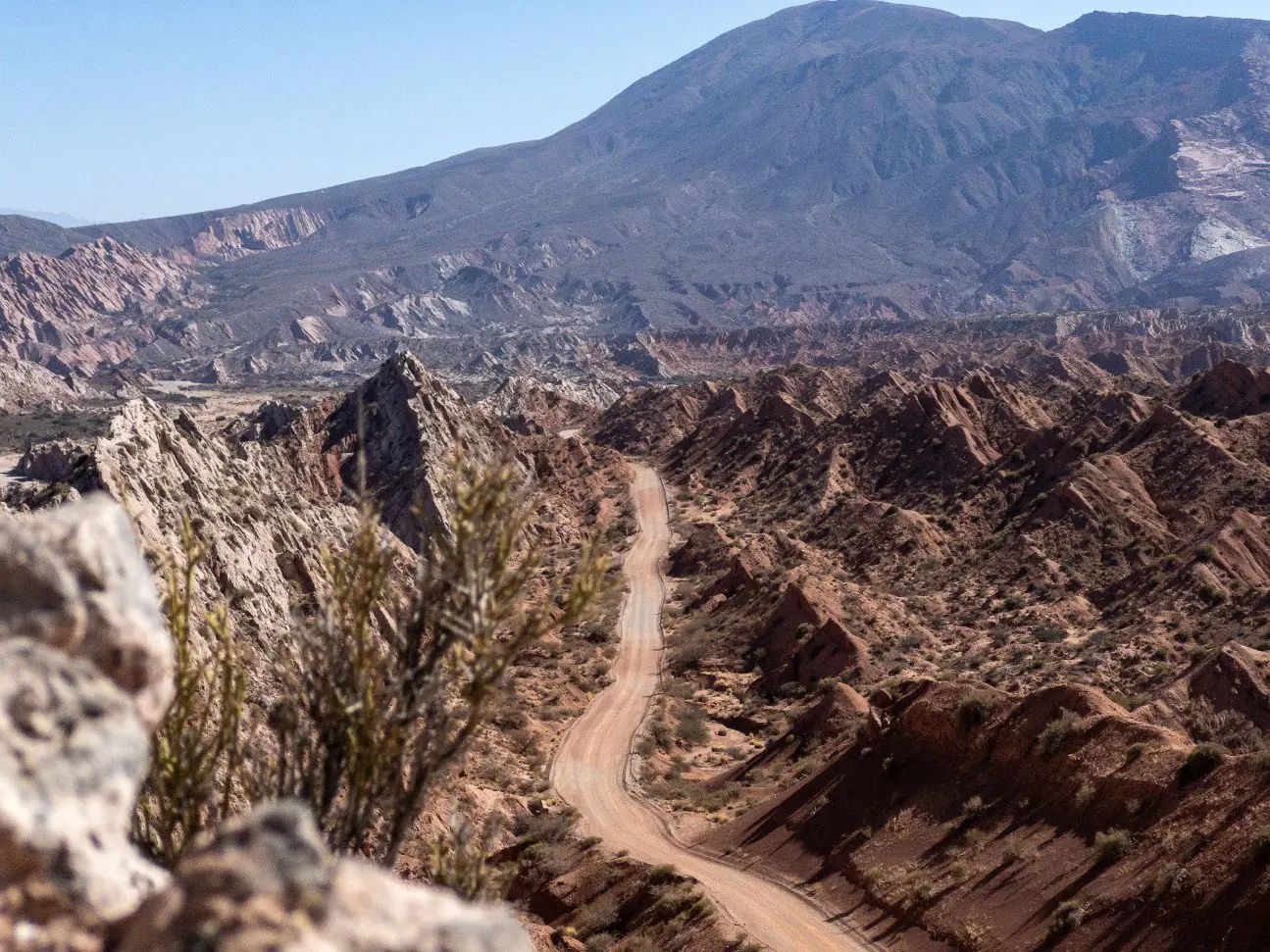 Camino de montaña entre formaciones rocosas — Hilando Culturas